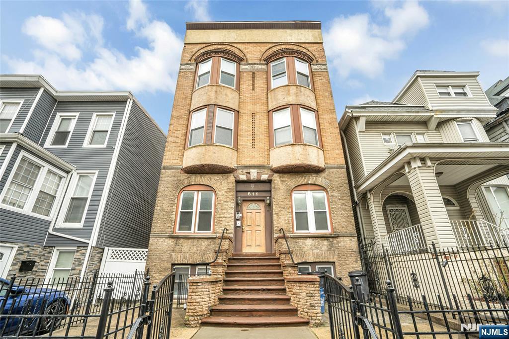 811 Montgomery Street 201