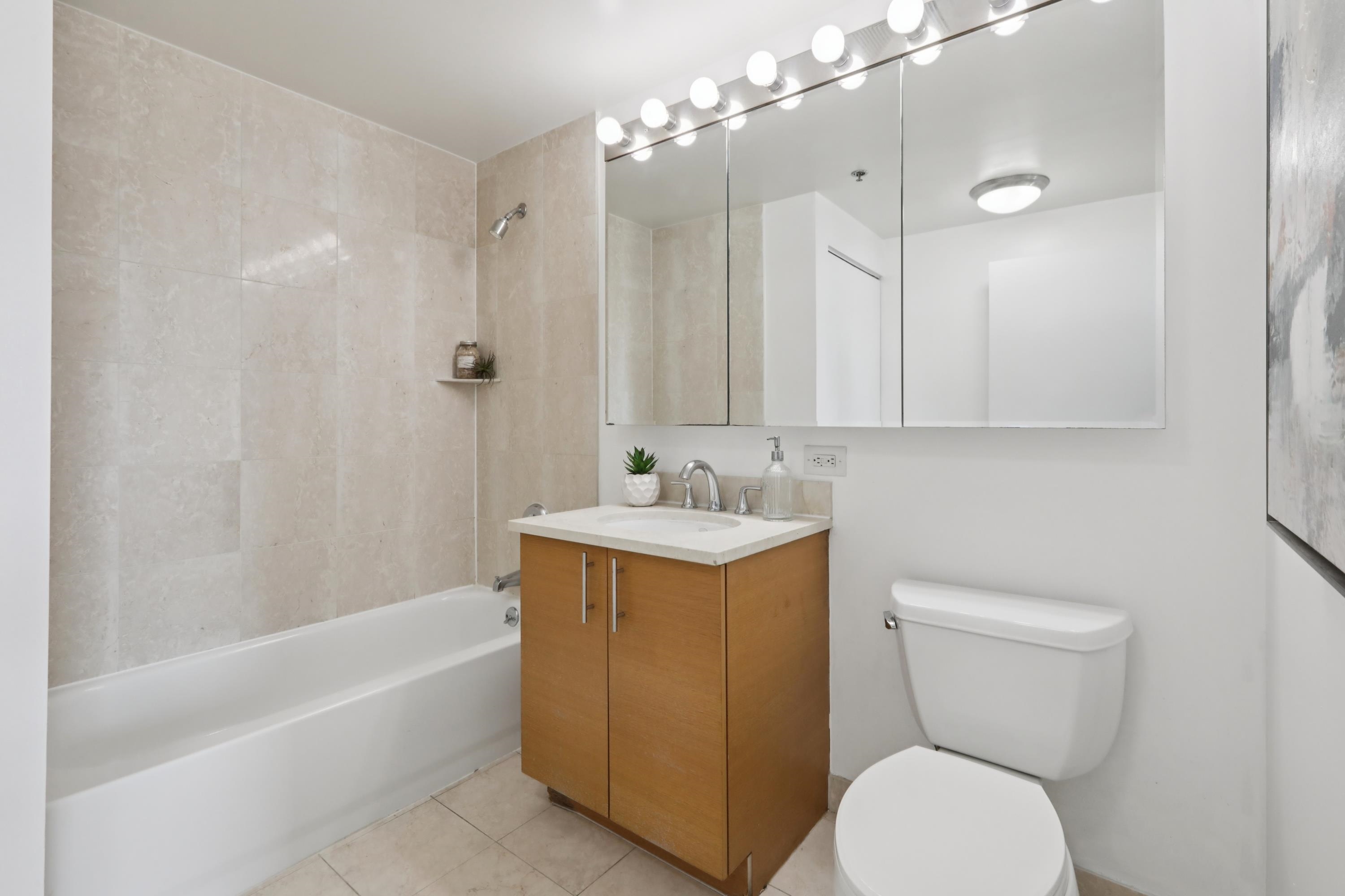 102 CHRISTOPHER COLUMBUS DR Unit: 904