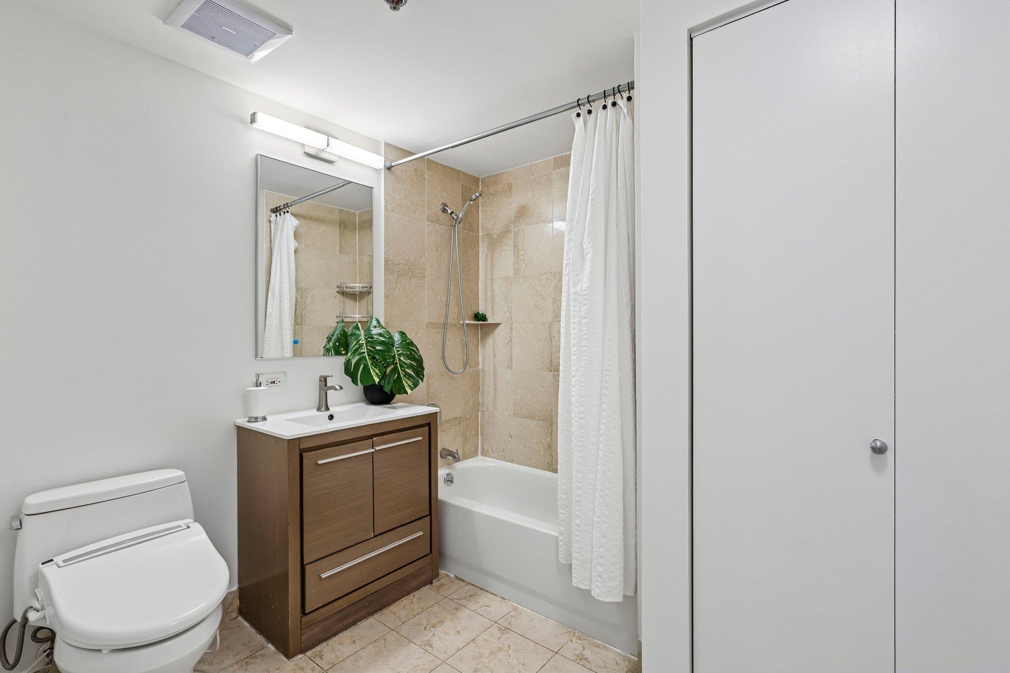 102 CHRISTOPHER COLUMBUS DR Unit: 701