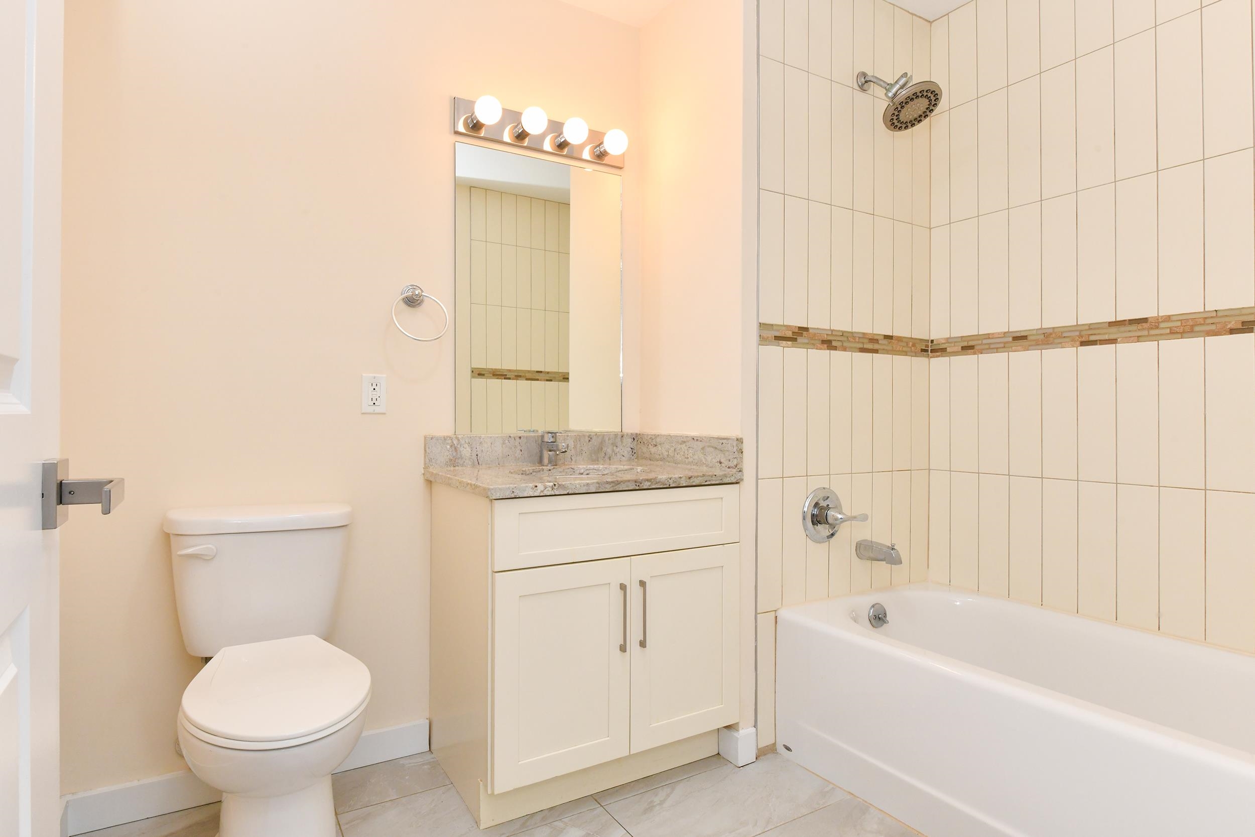 424 WHITON ST Unit: 206