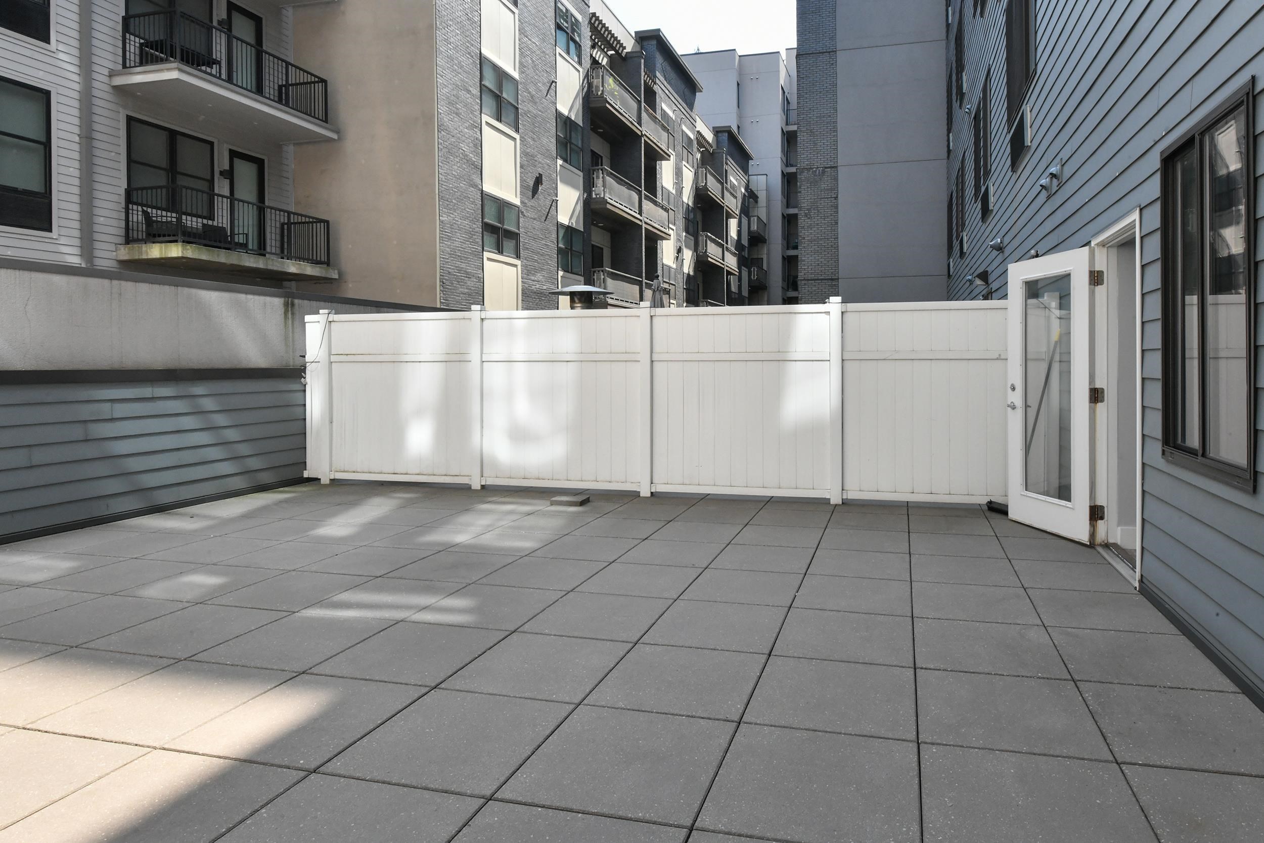 424 WHITON ST Unit: 206