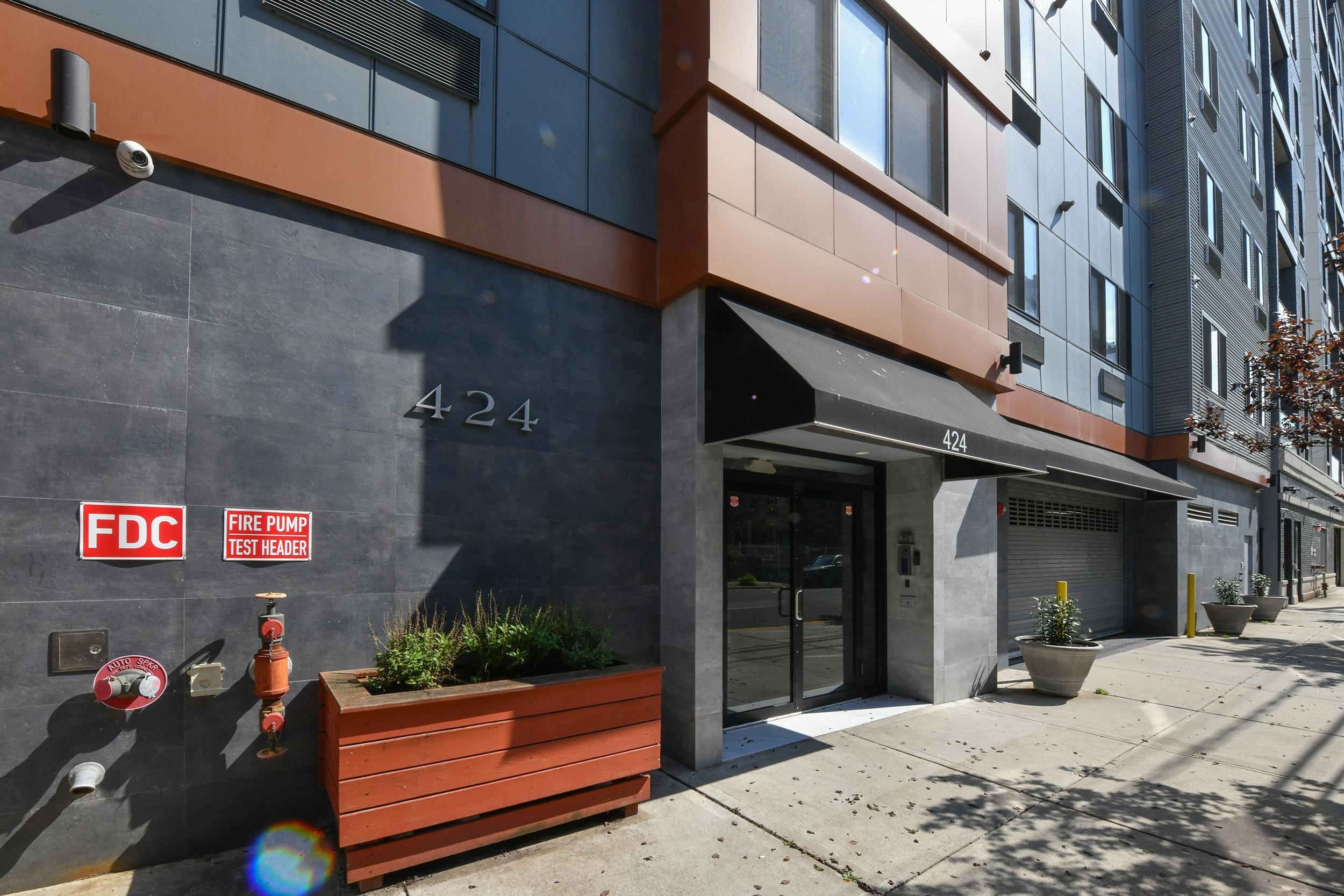 424 WHITON ST Unit: 206