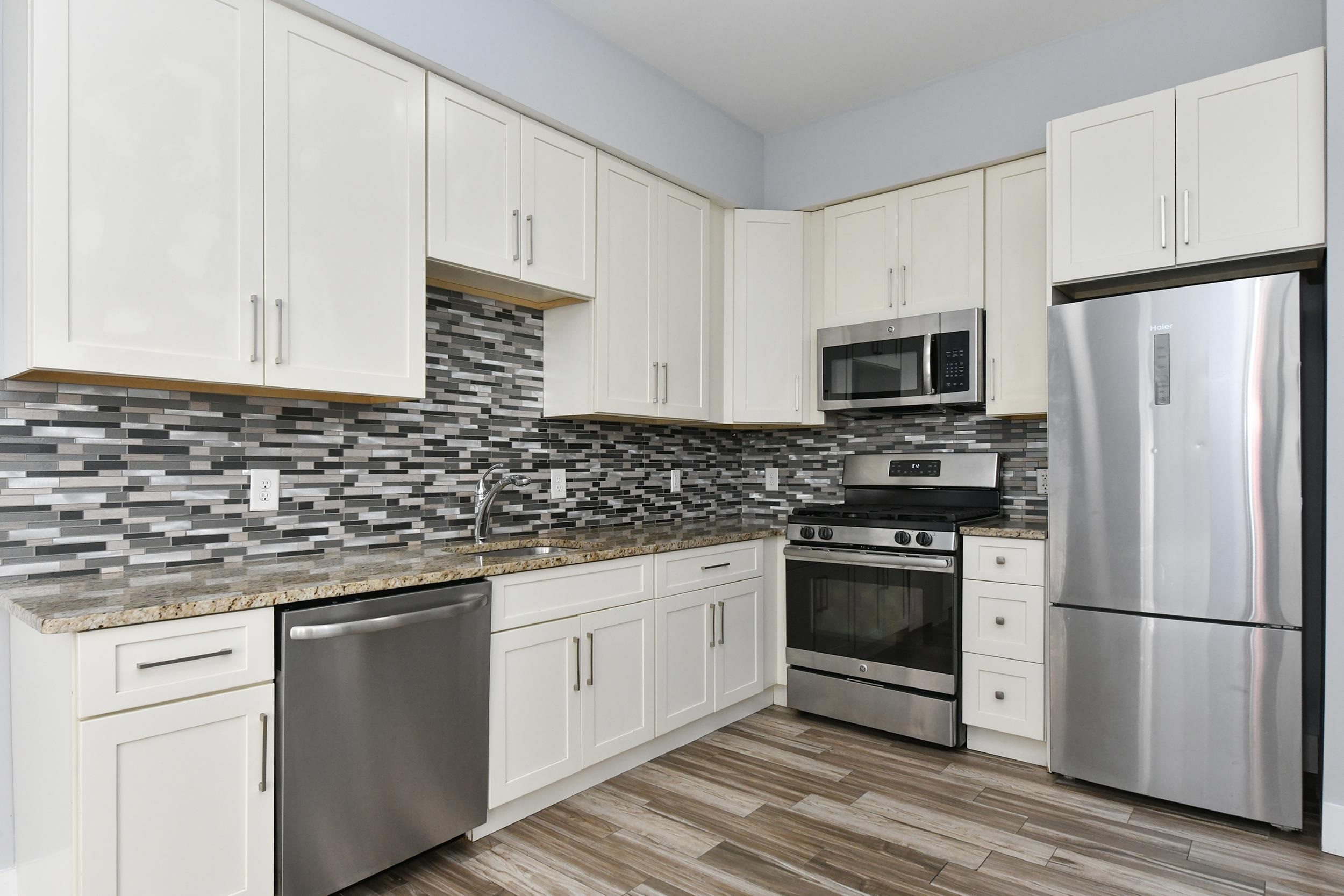 424 WHITON ST Unit: 206