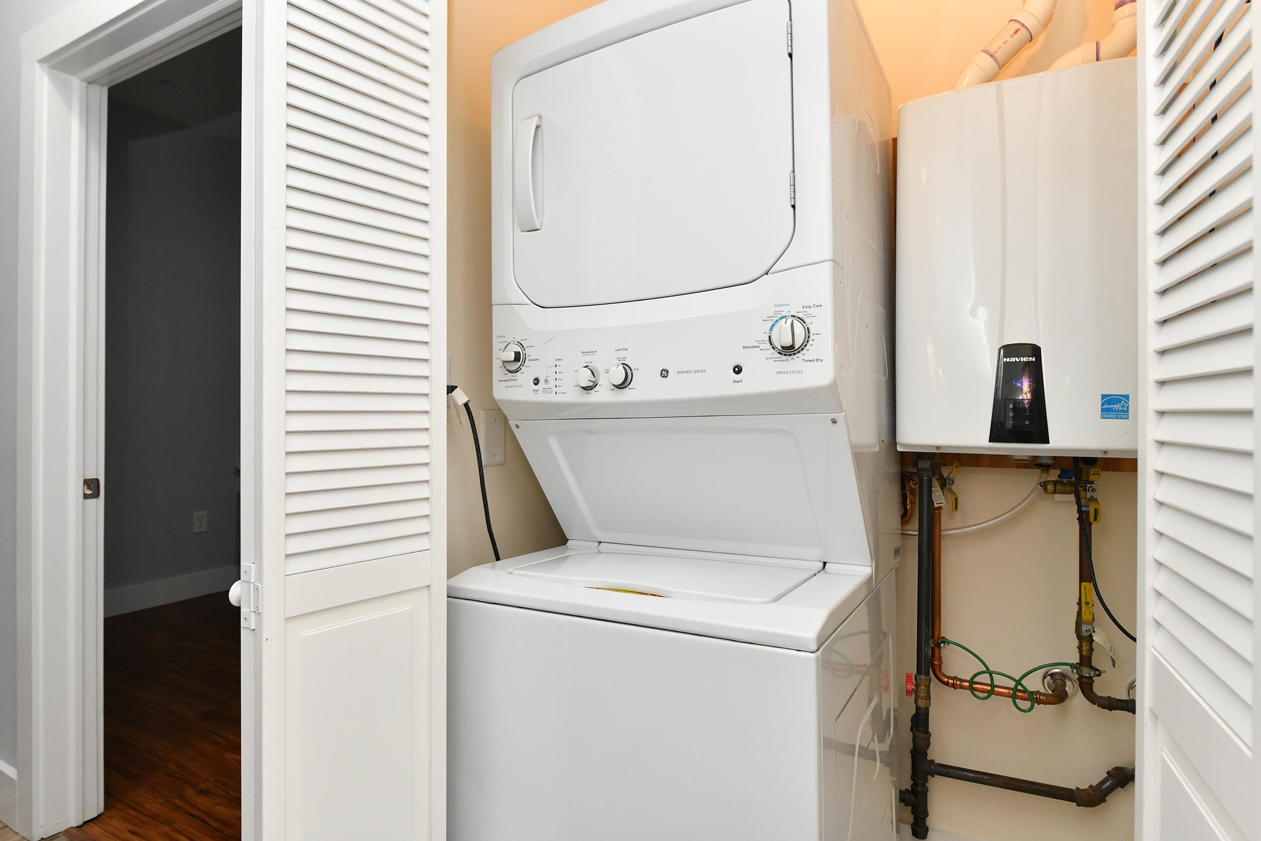 424 WHITON ST Unit: 206