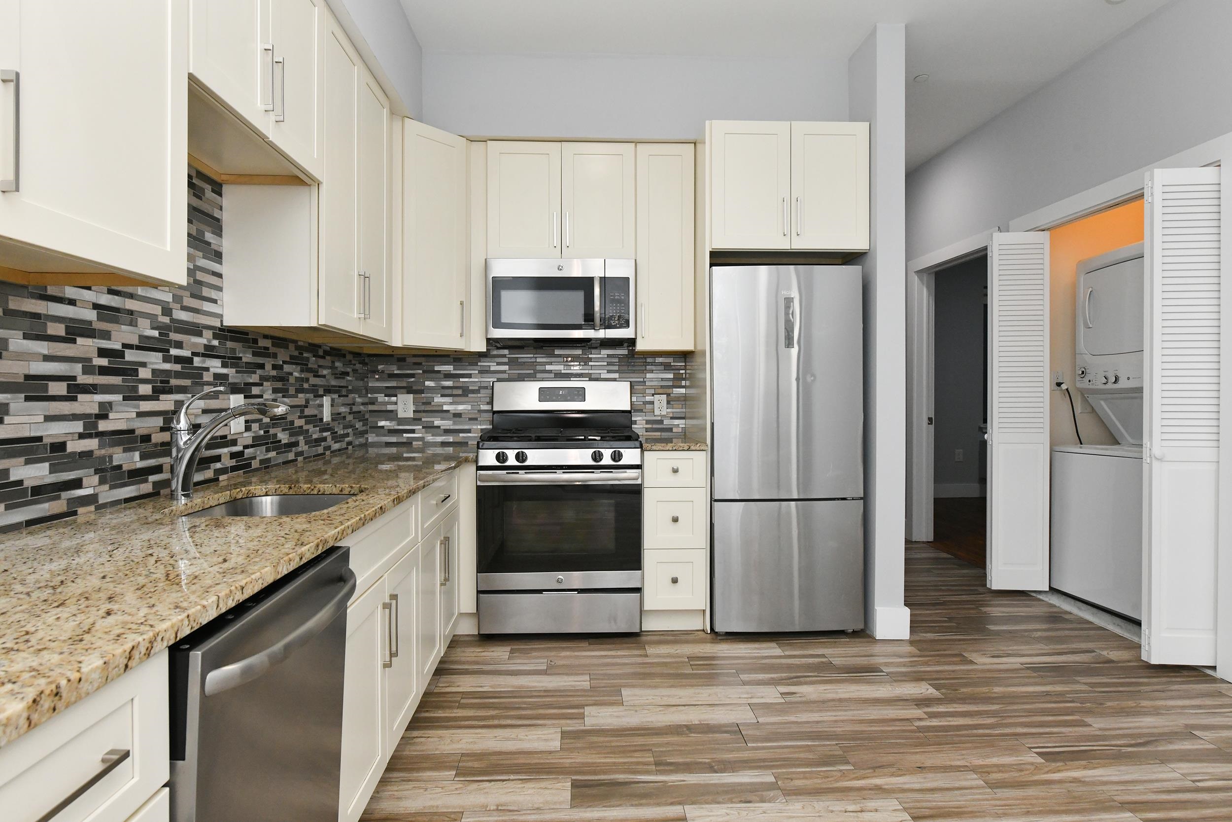 424 WHITON ST Unit: 206