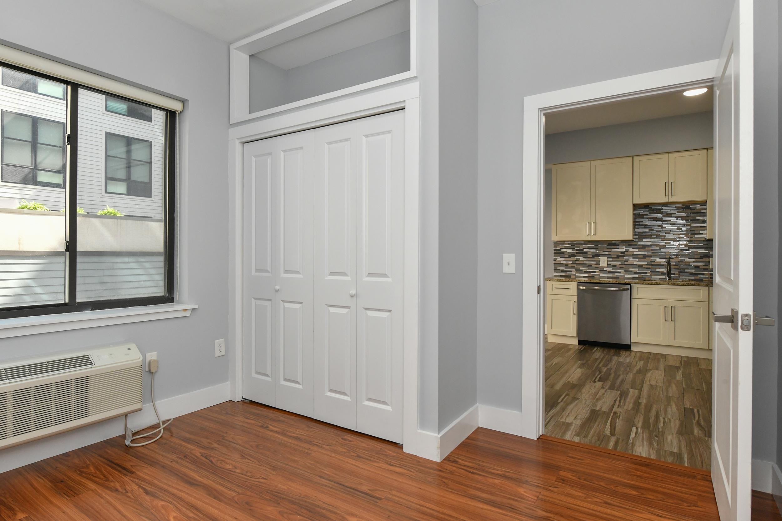 424 WHITON ST Unit: 206