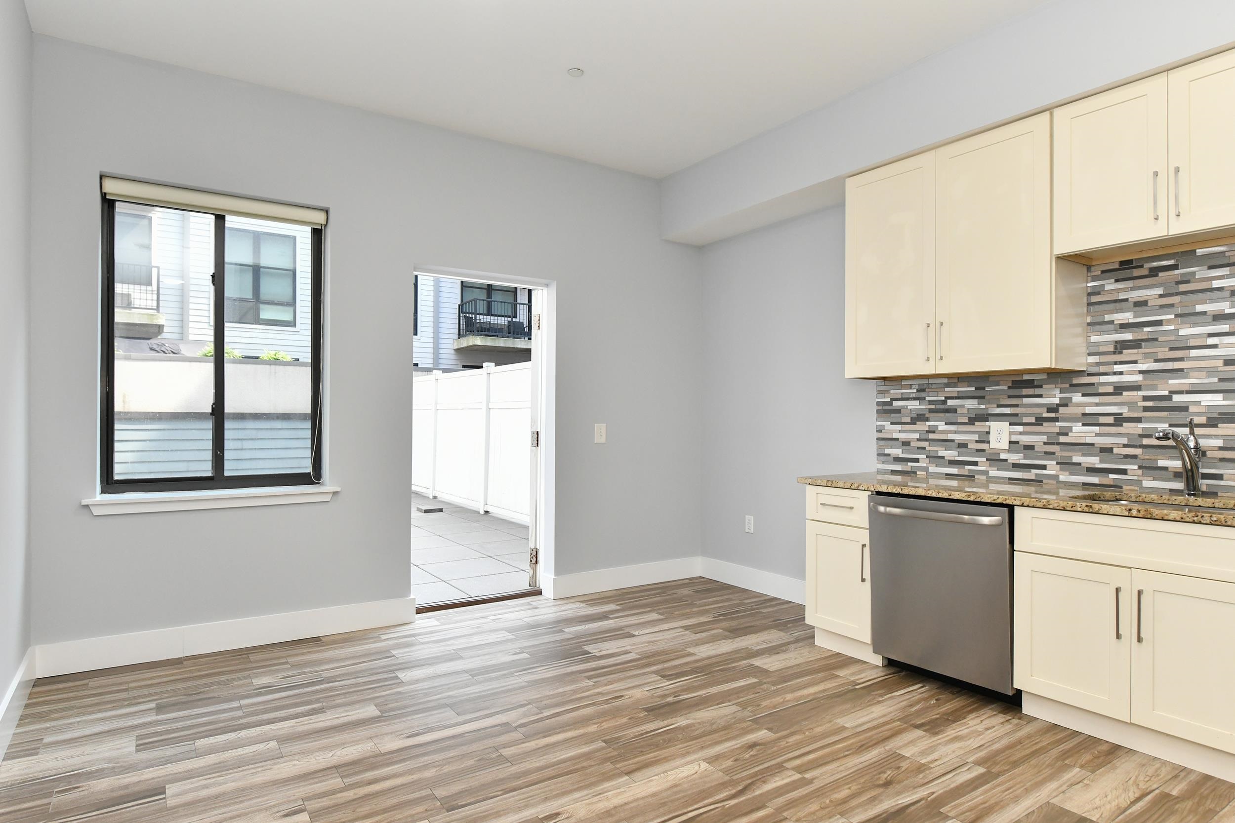 424 WHITON ST Unit: 206