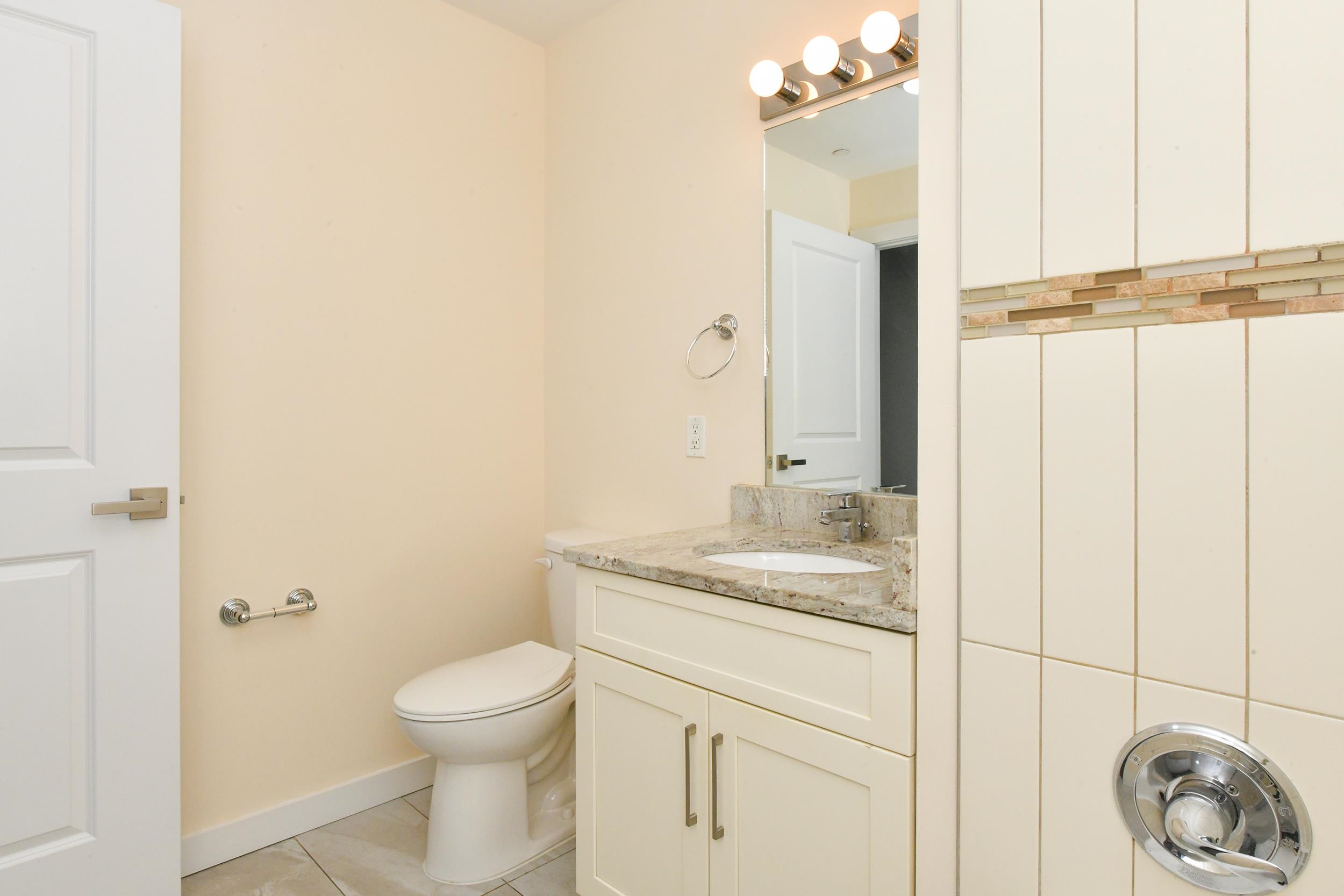 424 WHITON ST Unit: 206