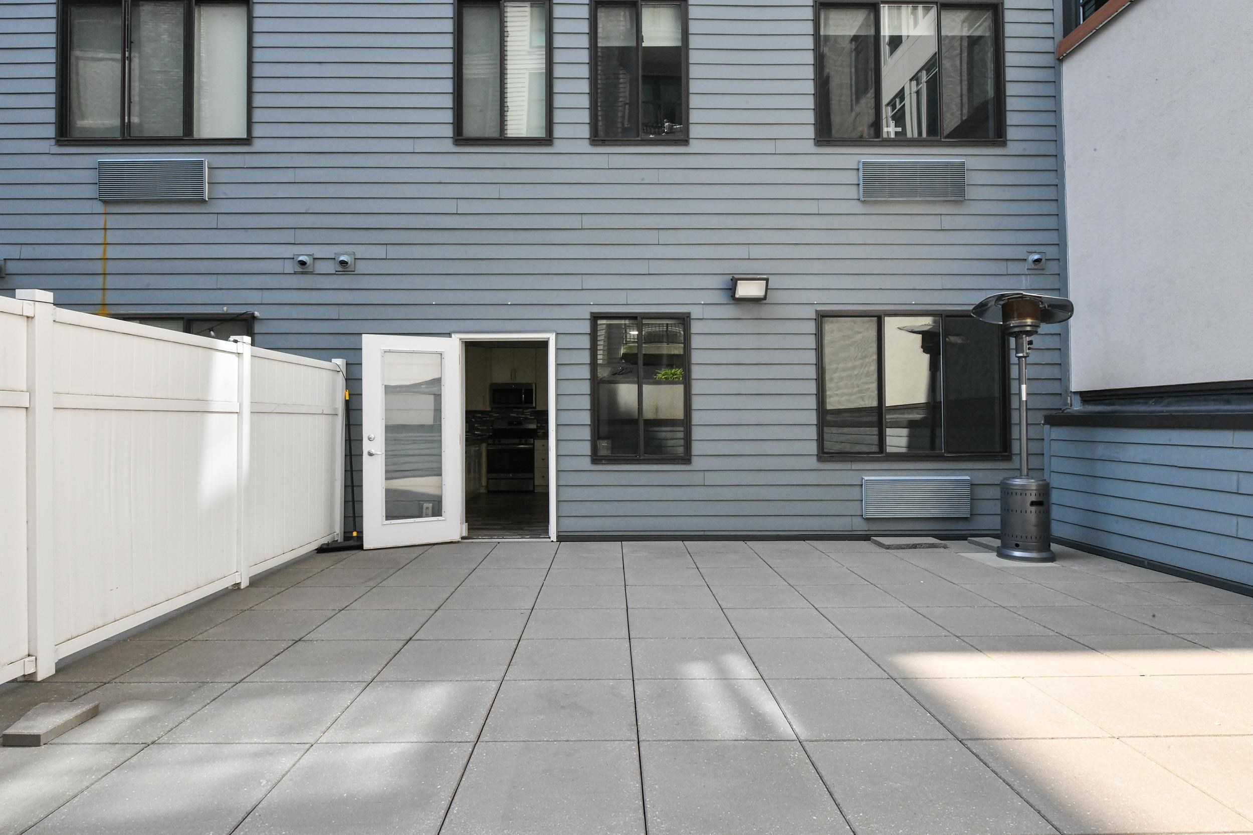 424 WHITON ST Unit: 206