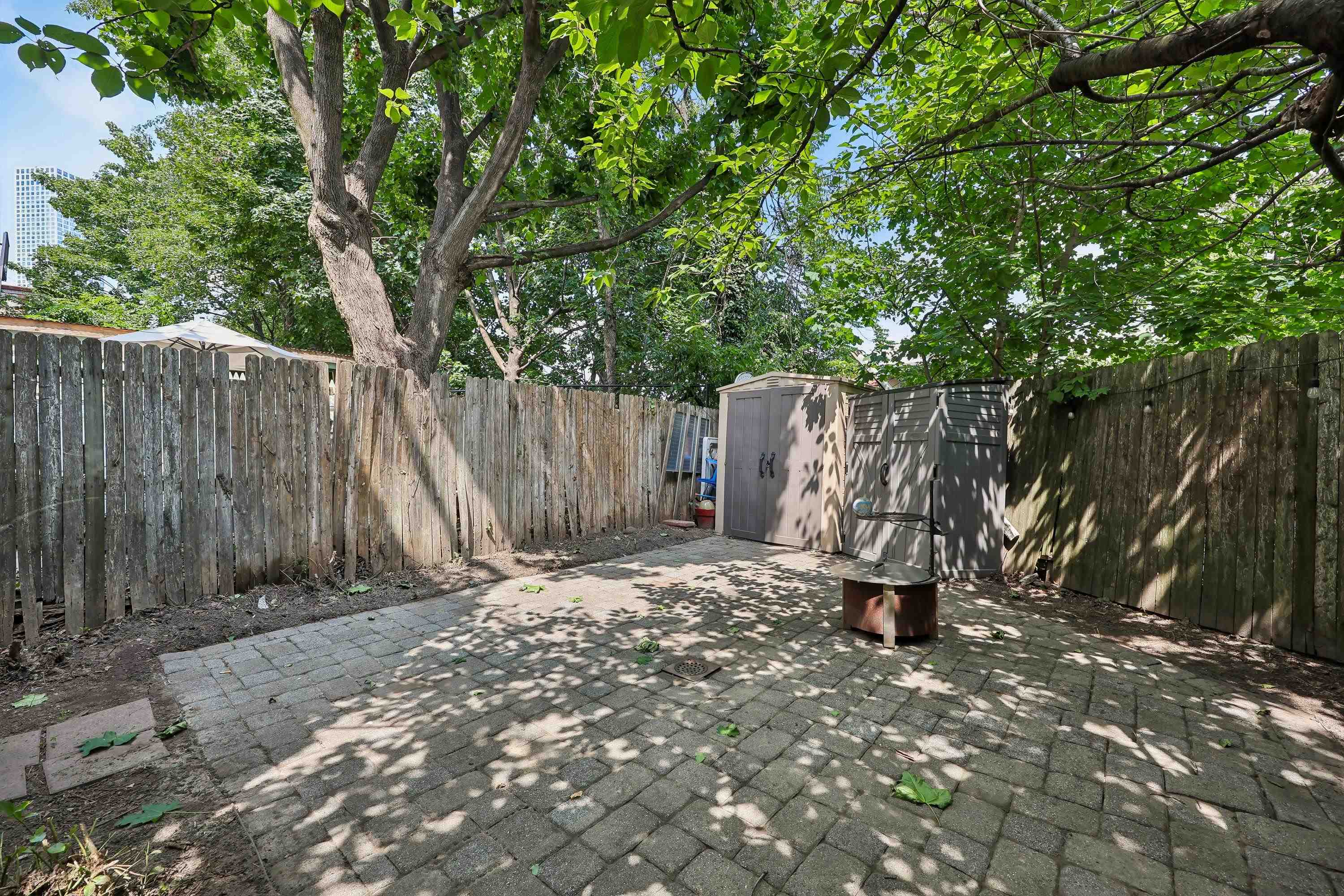6 MAGNOLIA AVE