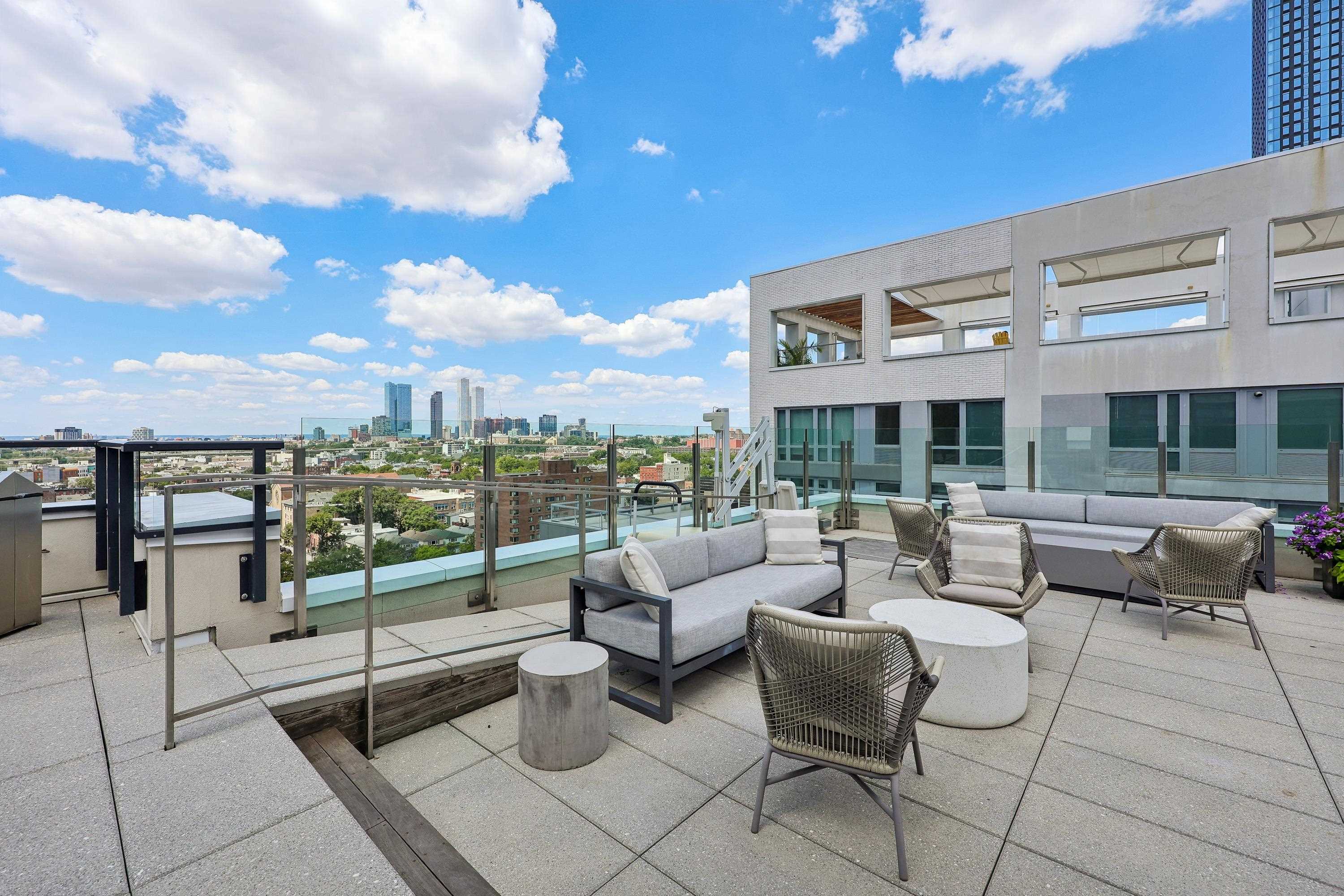 160 1ST ST Unit: 1004