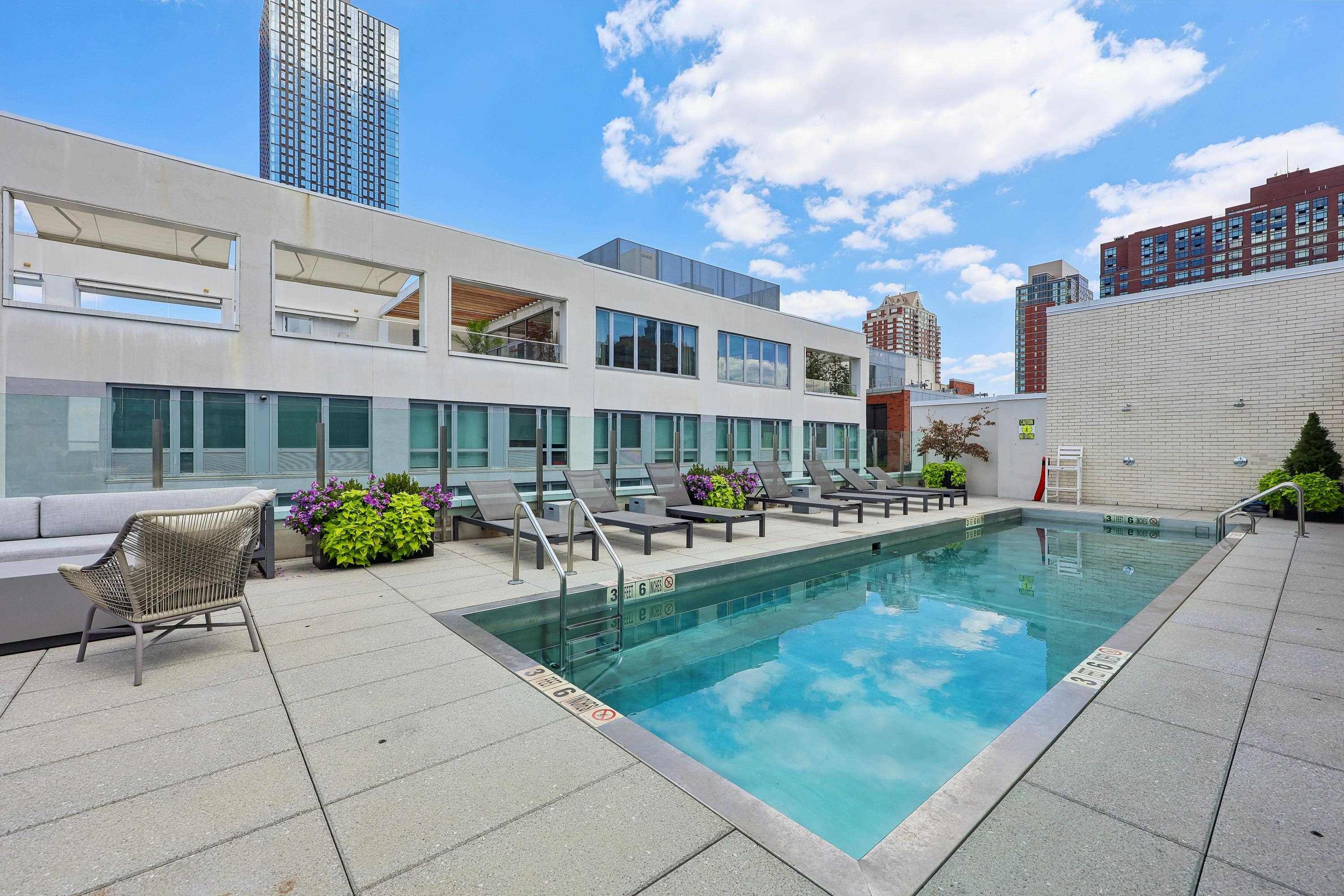 160 1ST ST Unit: 1004