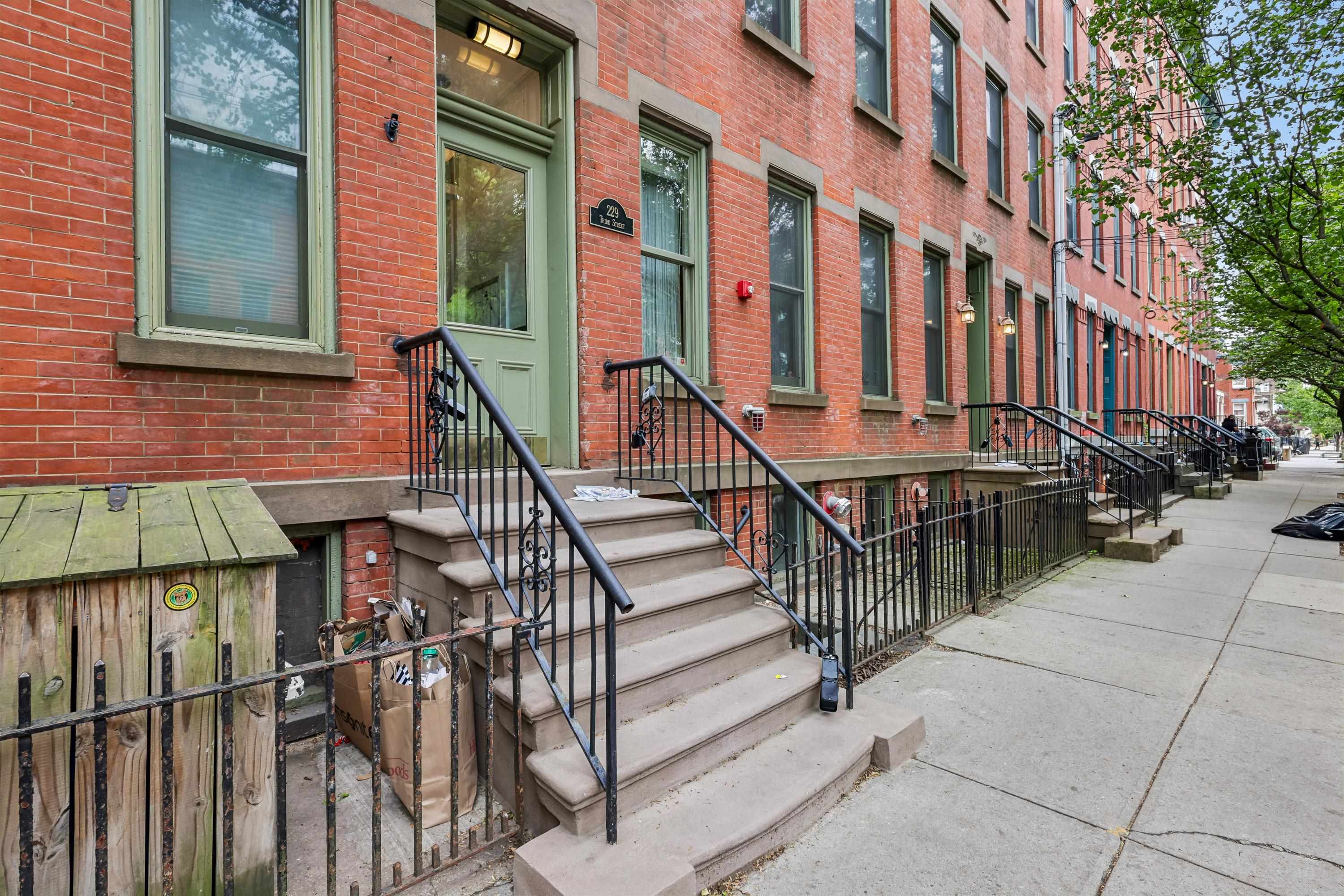 229 3RD ST Unit: 4L