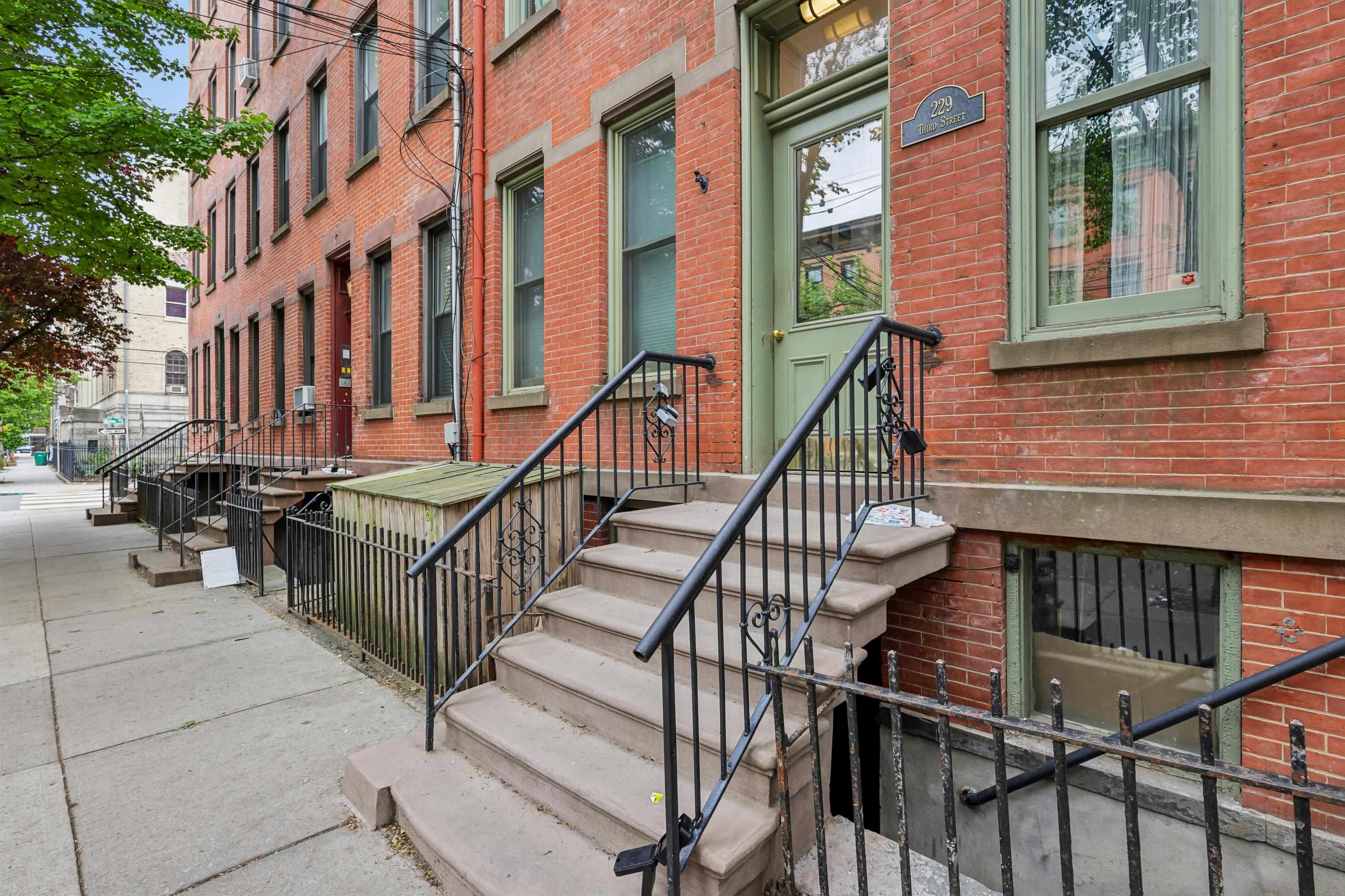 229 3RD ST Unit: 4L