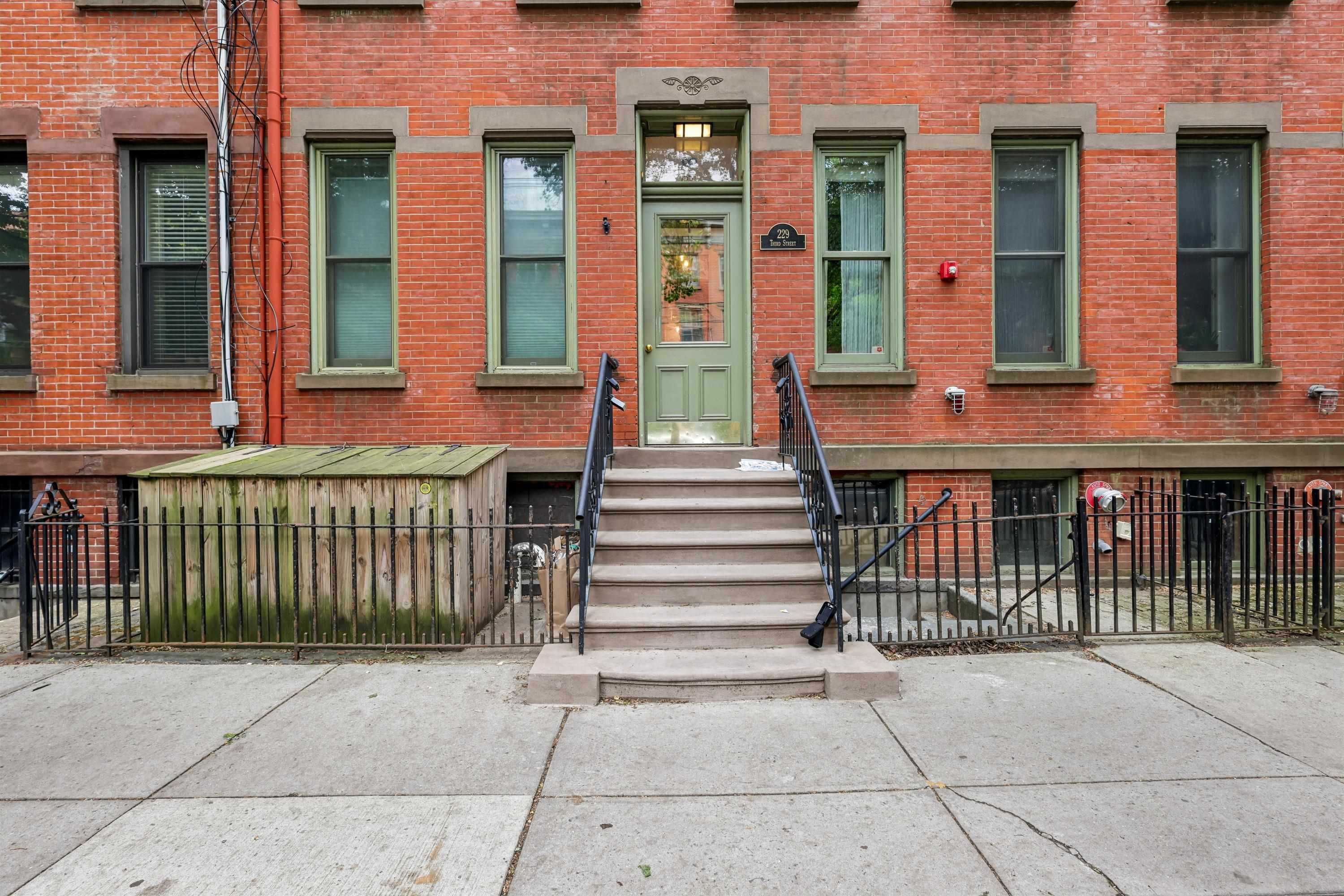 229 3RD ST Unit: 4L