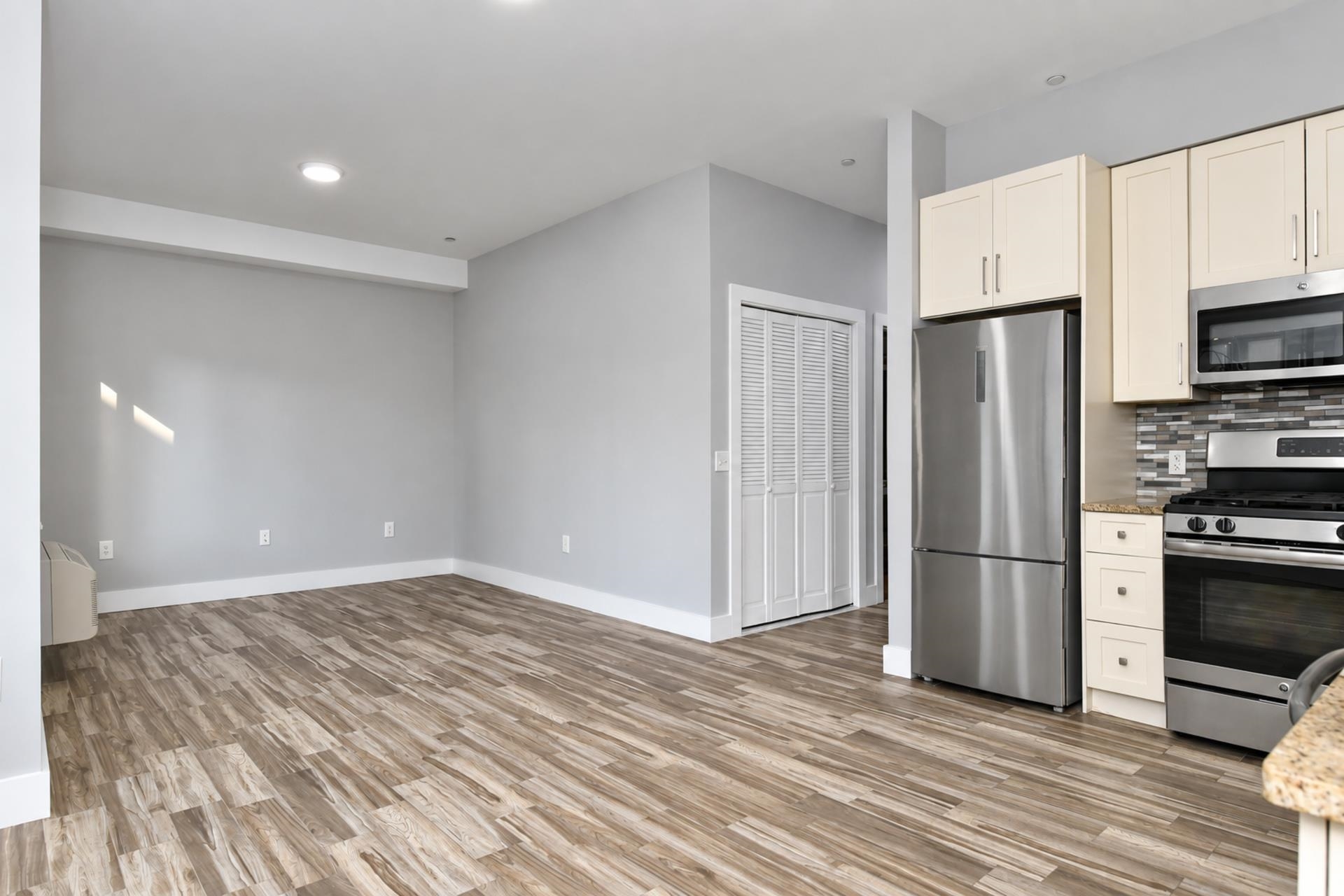 424 WHITON ST Unit: 301