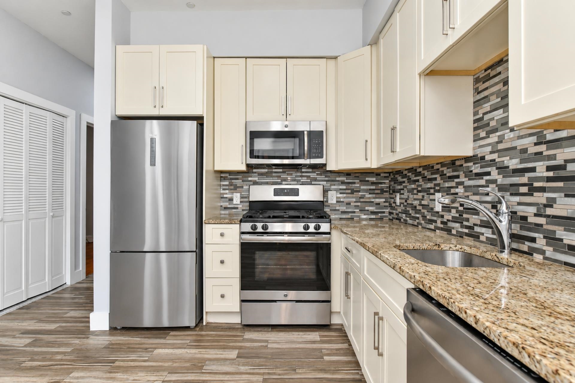 424 WHITON ST Unit: 301