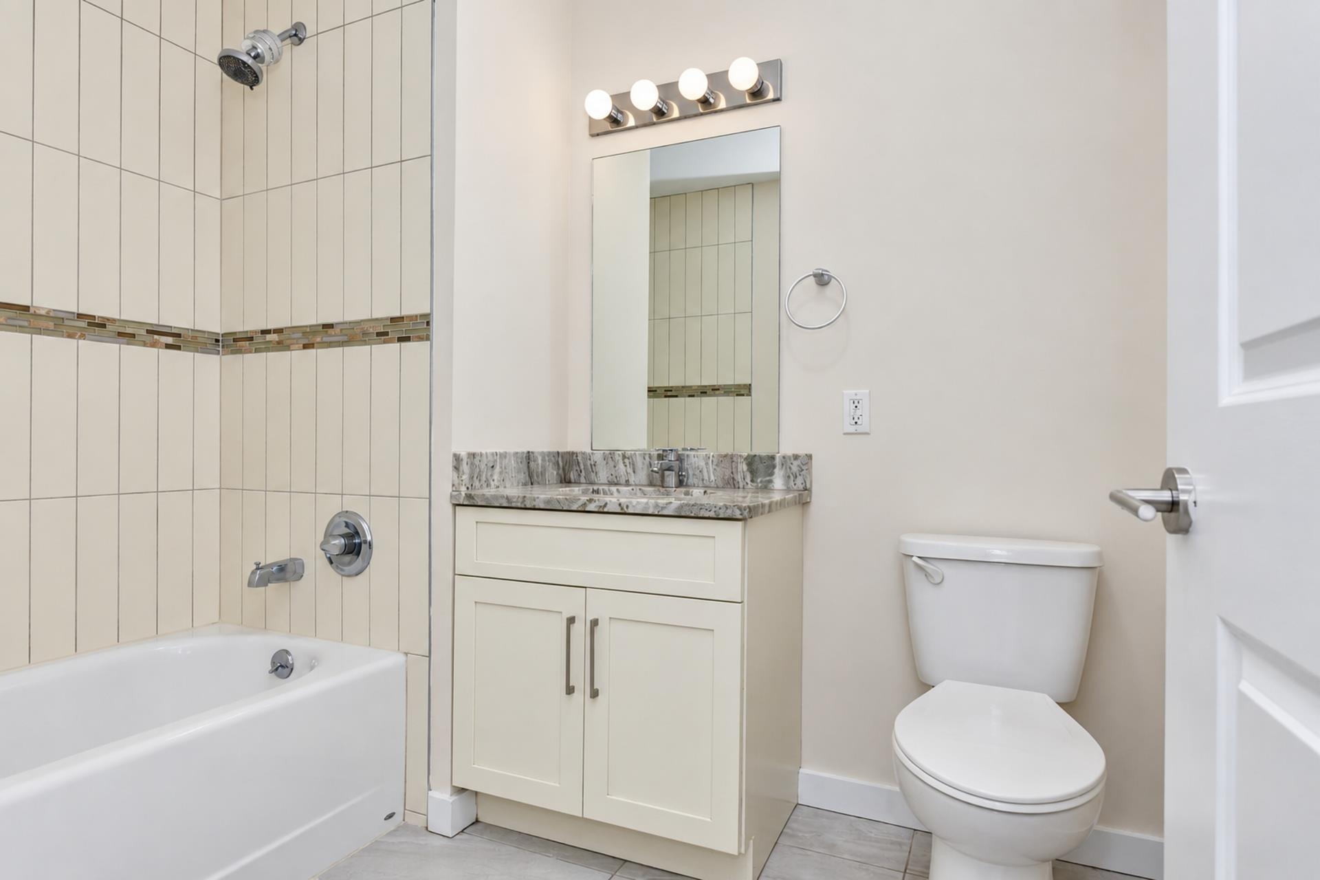 424 WHITON ST Unit: 301