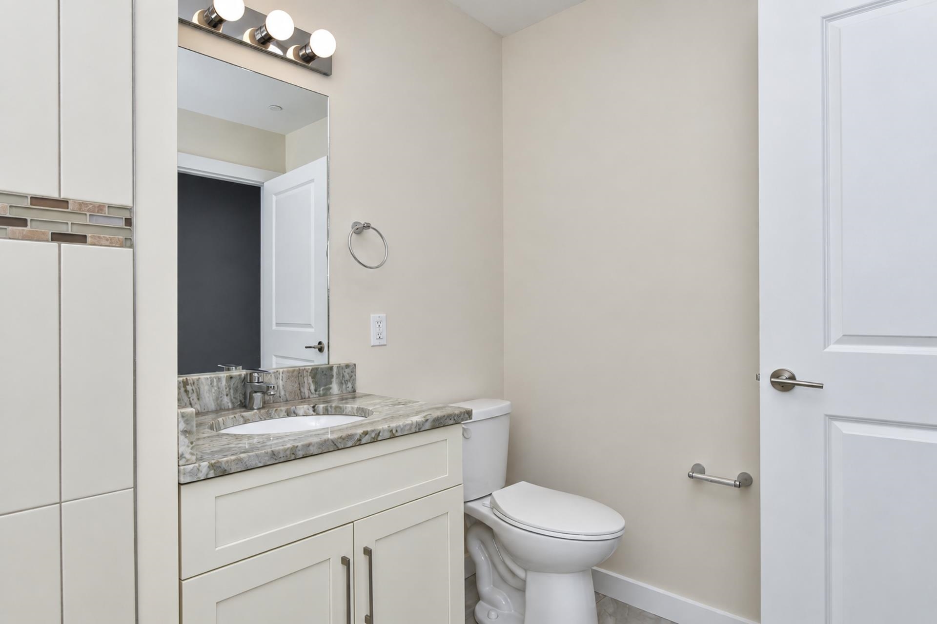424 WHITON ST Unit: 301