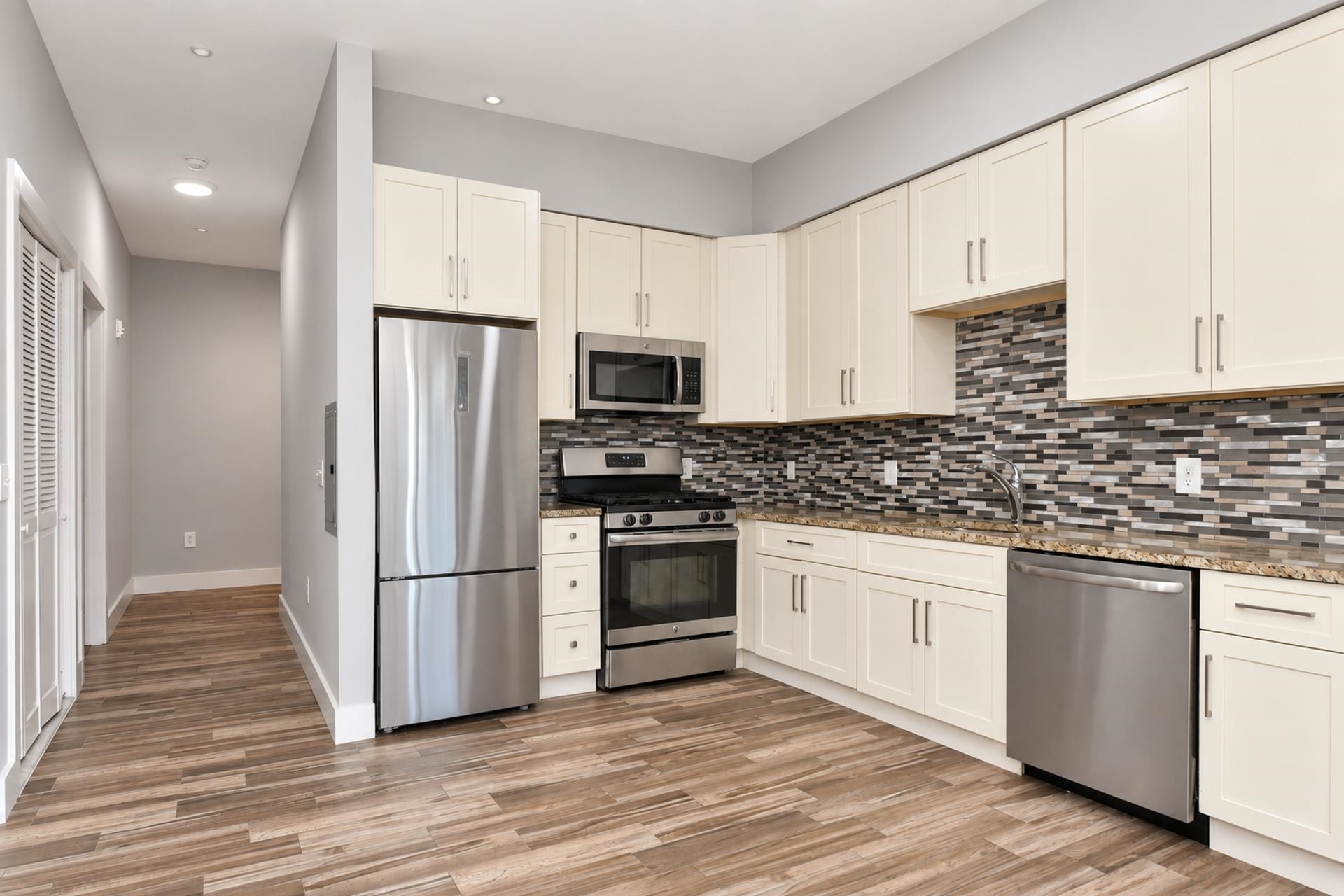424 WHITON ST Unit: 301