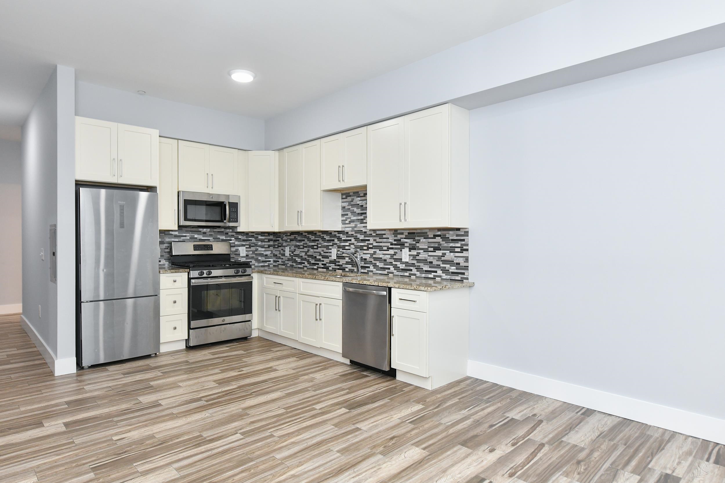 424 WHITON ST Unit: 304