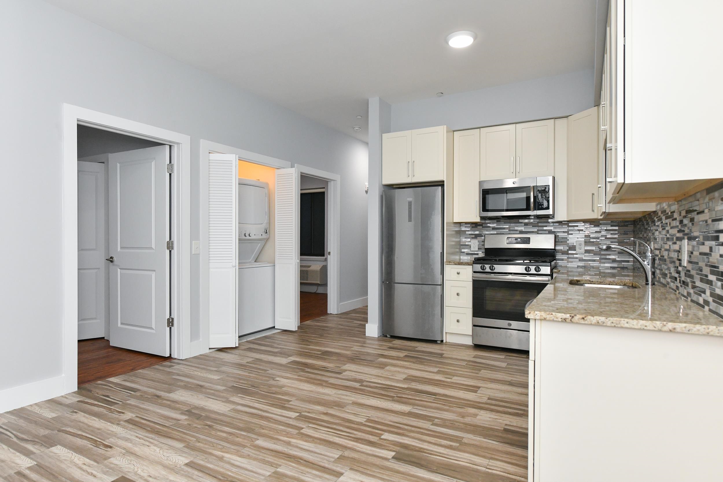 424 WHITON ST Unit: 304