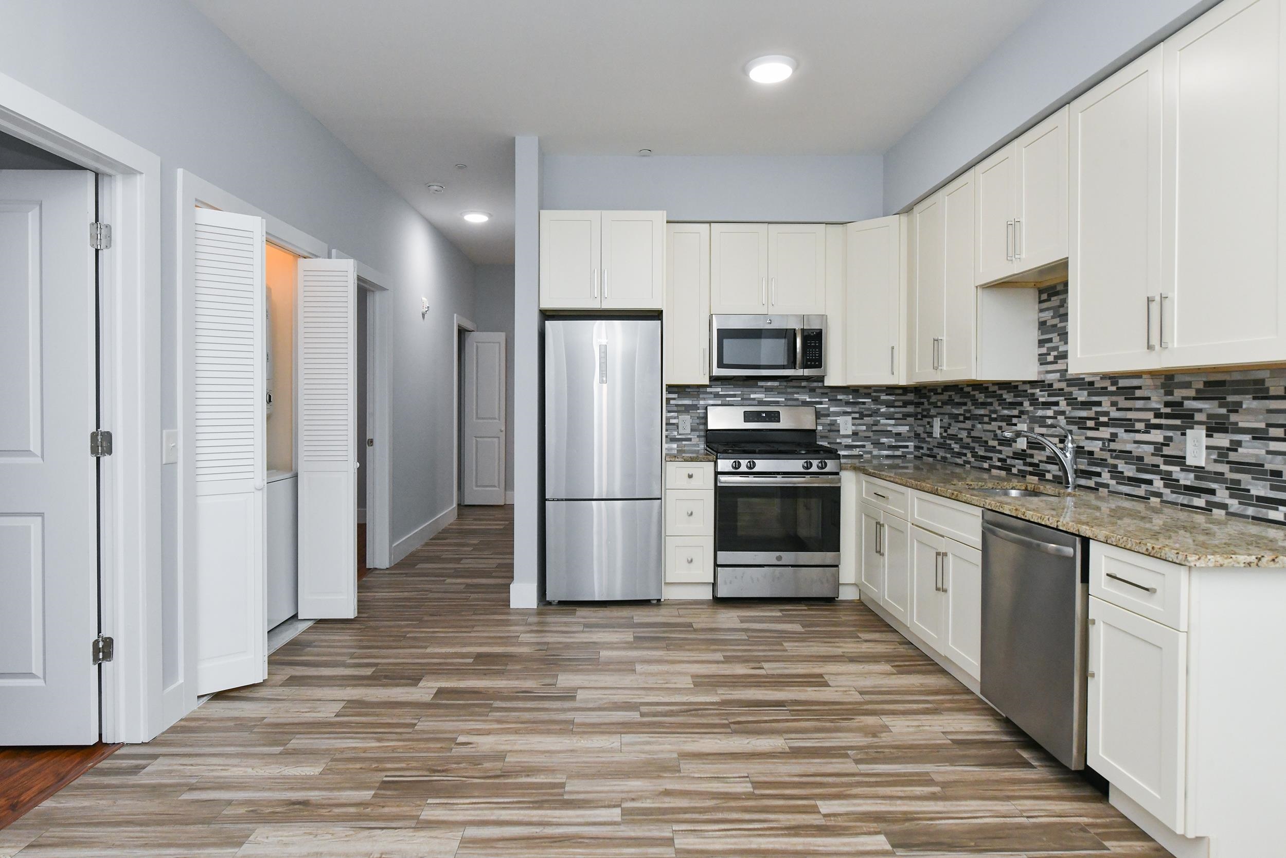 424 WHITON ST Unit: 304