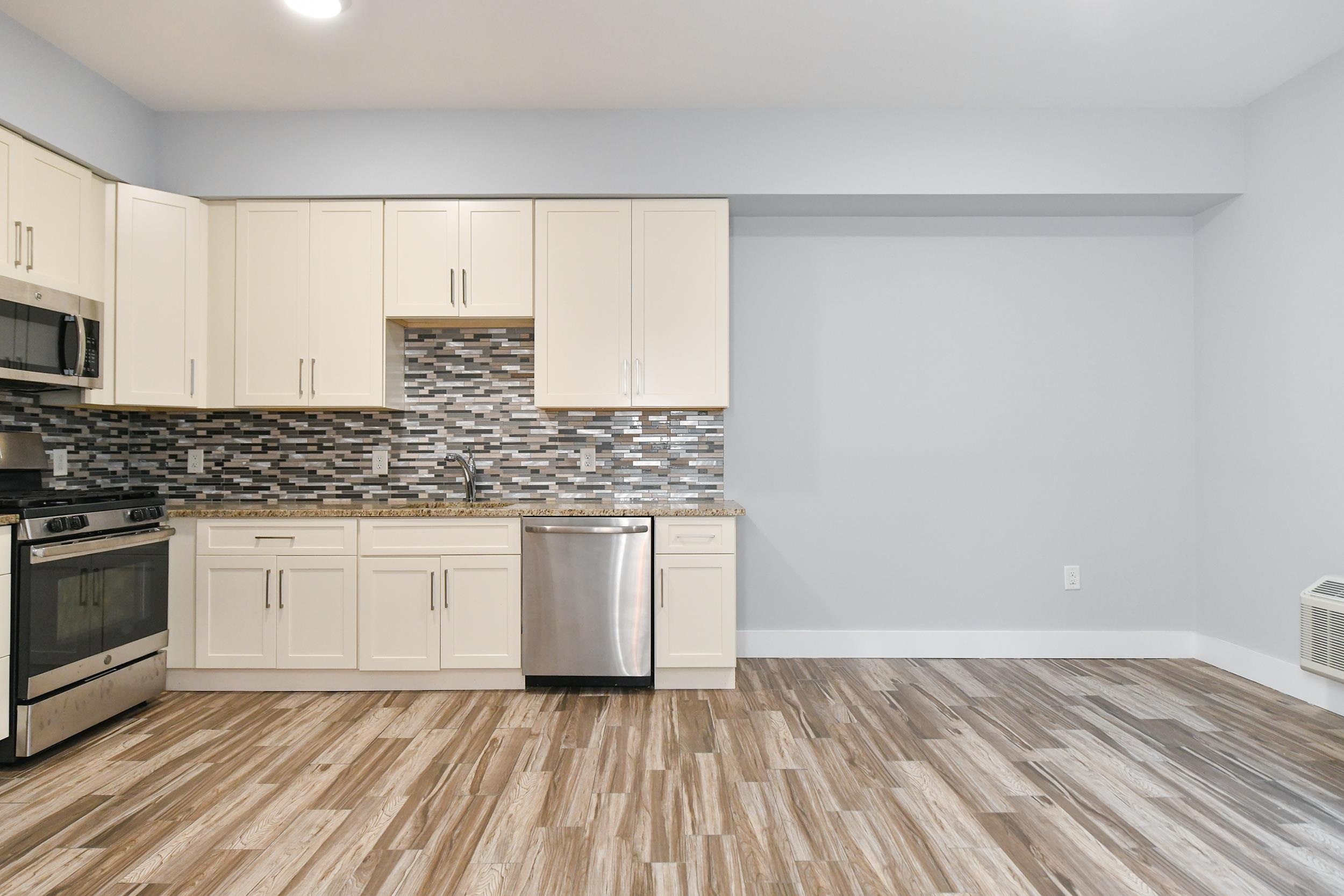 424 WHITON ST Unit: 304