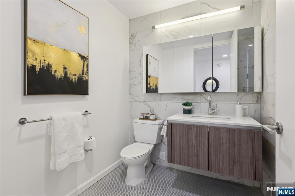 160 1st Street 1013