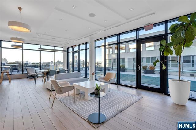 160 1st Street 1013