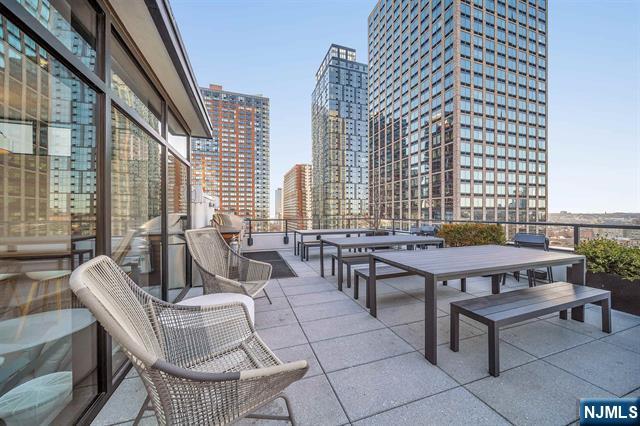 160 1st Street 1013
