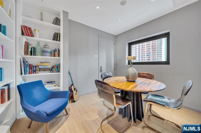 160 1st Street 1013