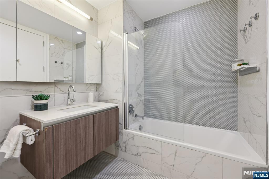 160 1st Street 1013
