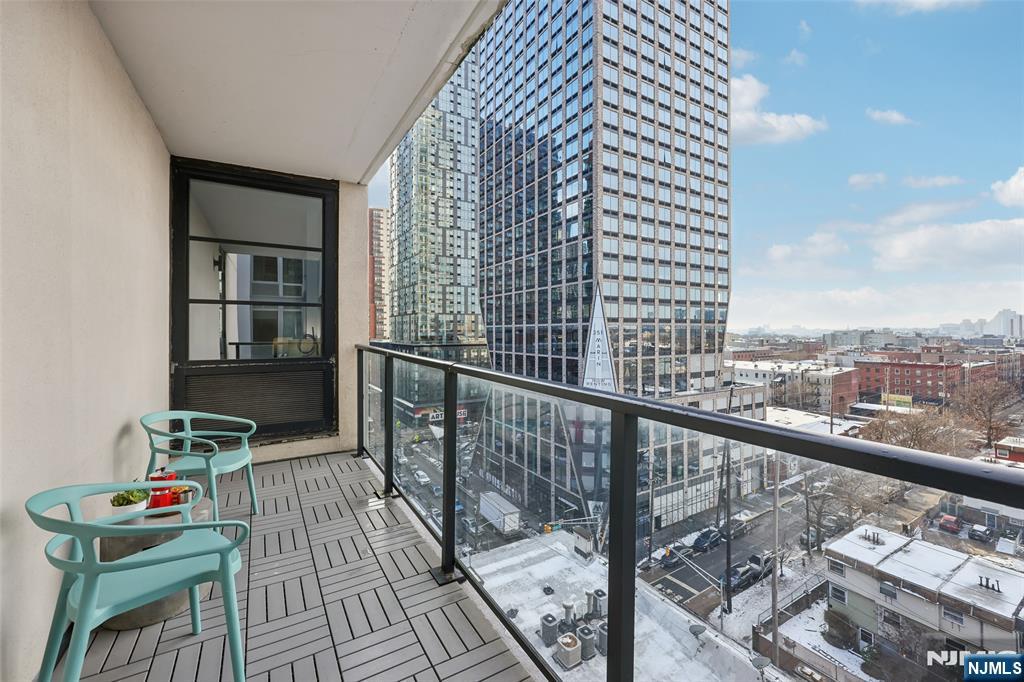 160 1st Street 1013