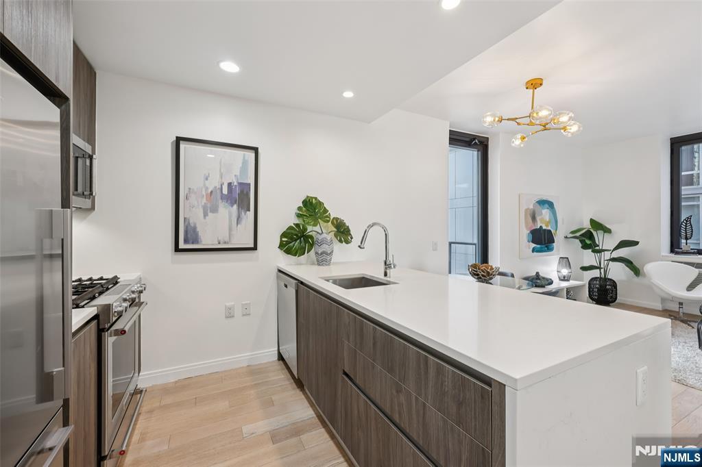 160 1st Street 1013