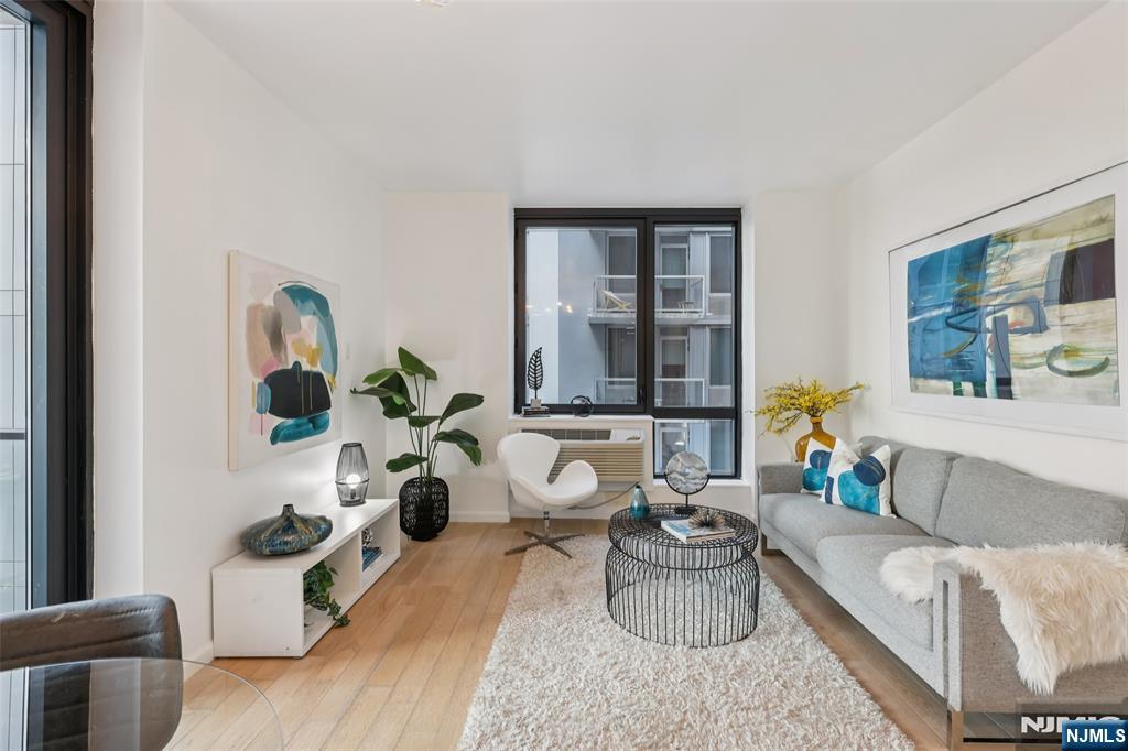 160 1st Street 1013