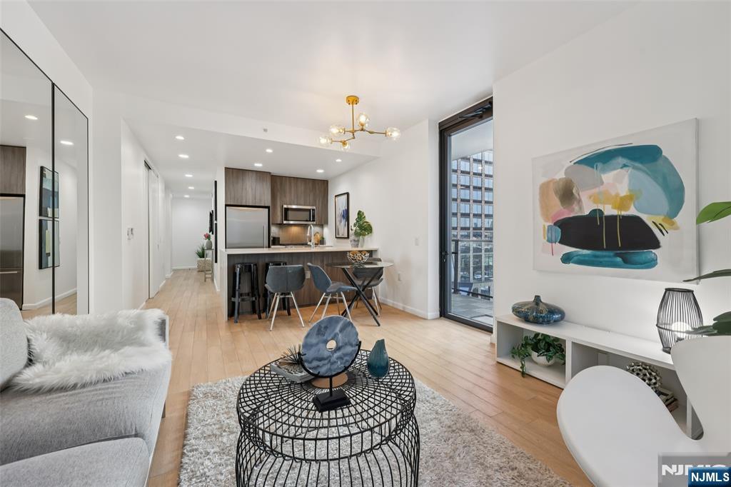 160 1st Street 1013