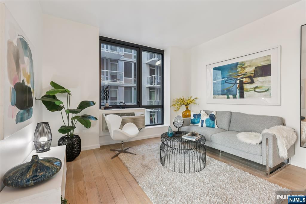 160 1st Street 1013