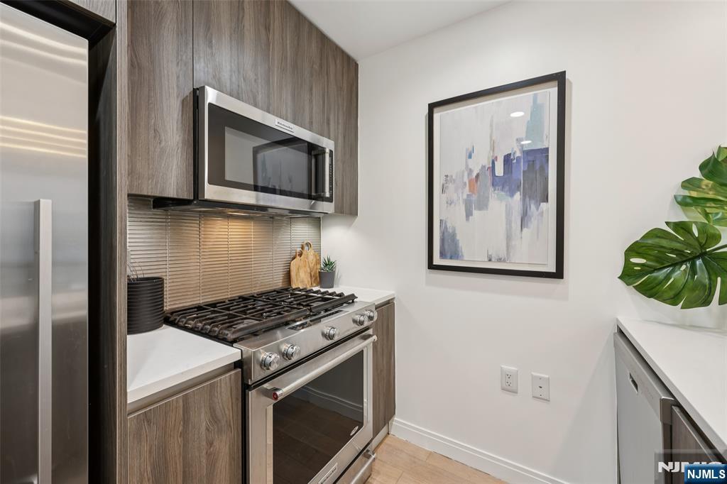 160 1st Street 1013