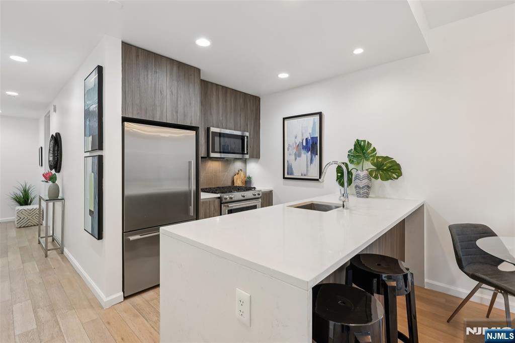 160 1st Street 1013