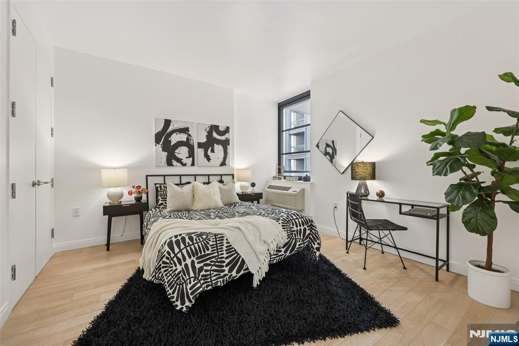 160 1st Street 1013