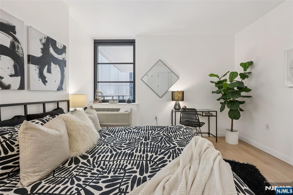 160 1st Street 1013