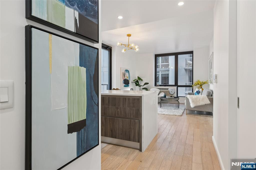 160 1st Street 1013