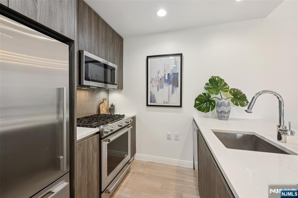 160 1st Street 1013