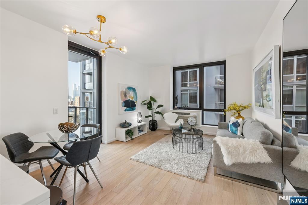 160 1st Street 1013