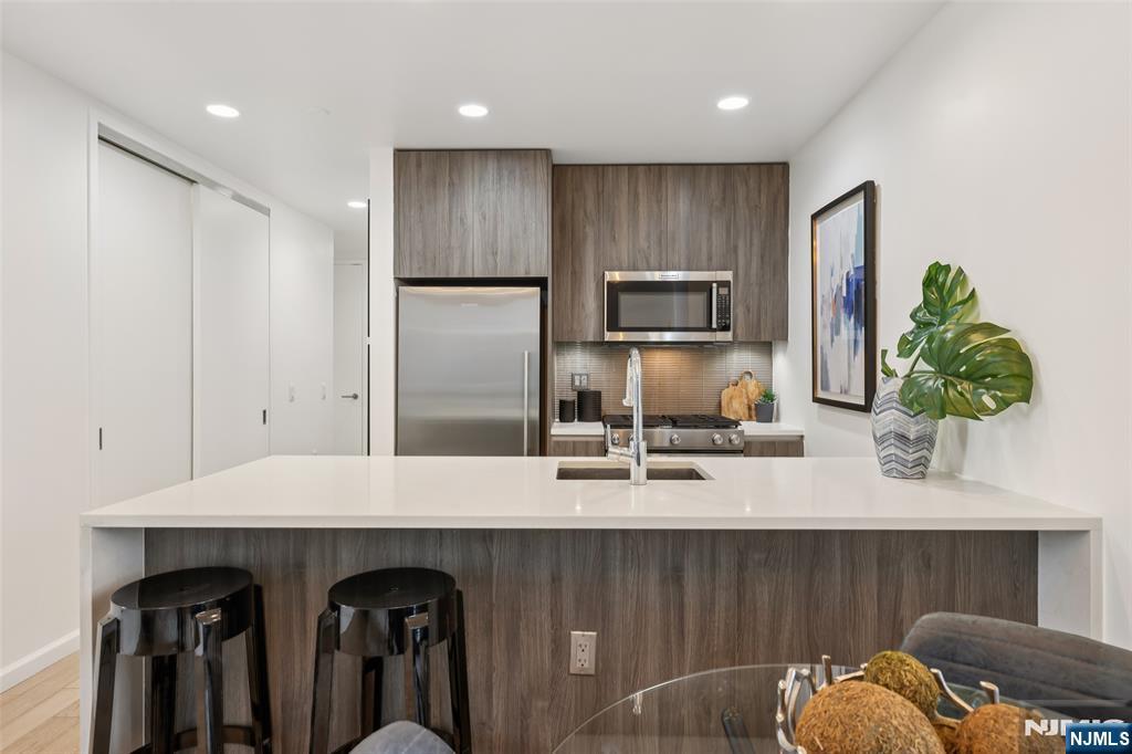 160 1st Street 1013