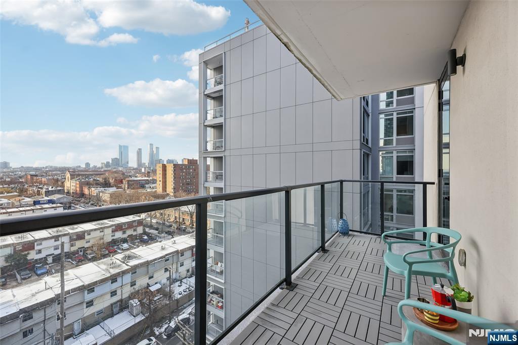160 1st Street 1013