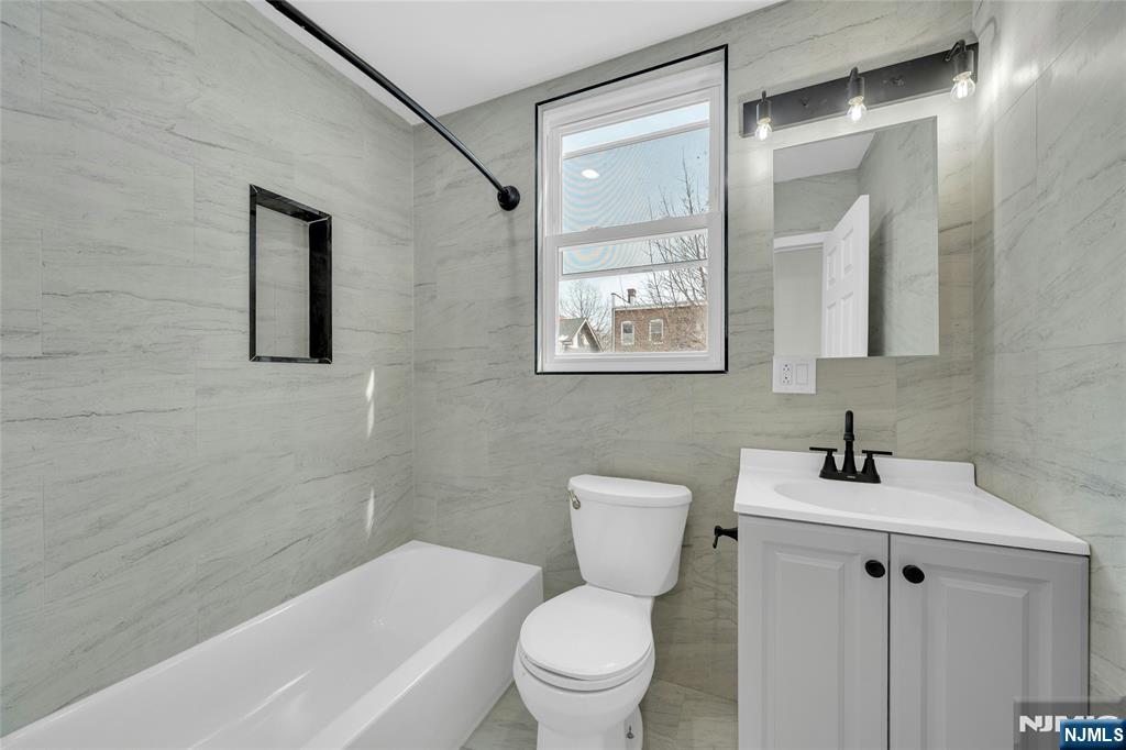 811 Montgomery Street 201