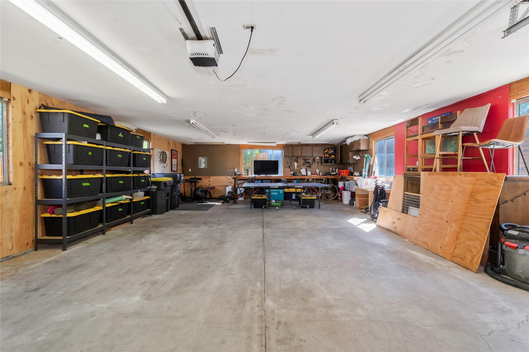 2685 Iris LANE