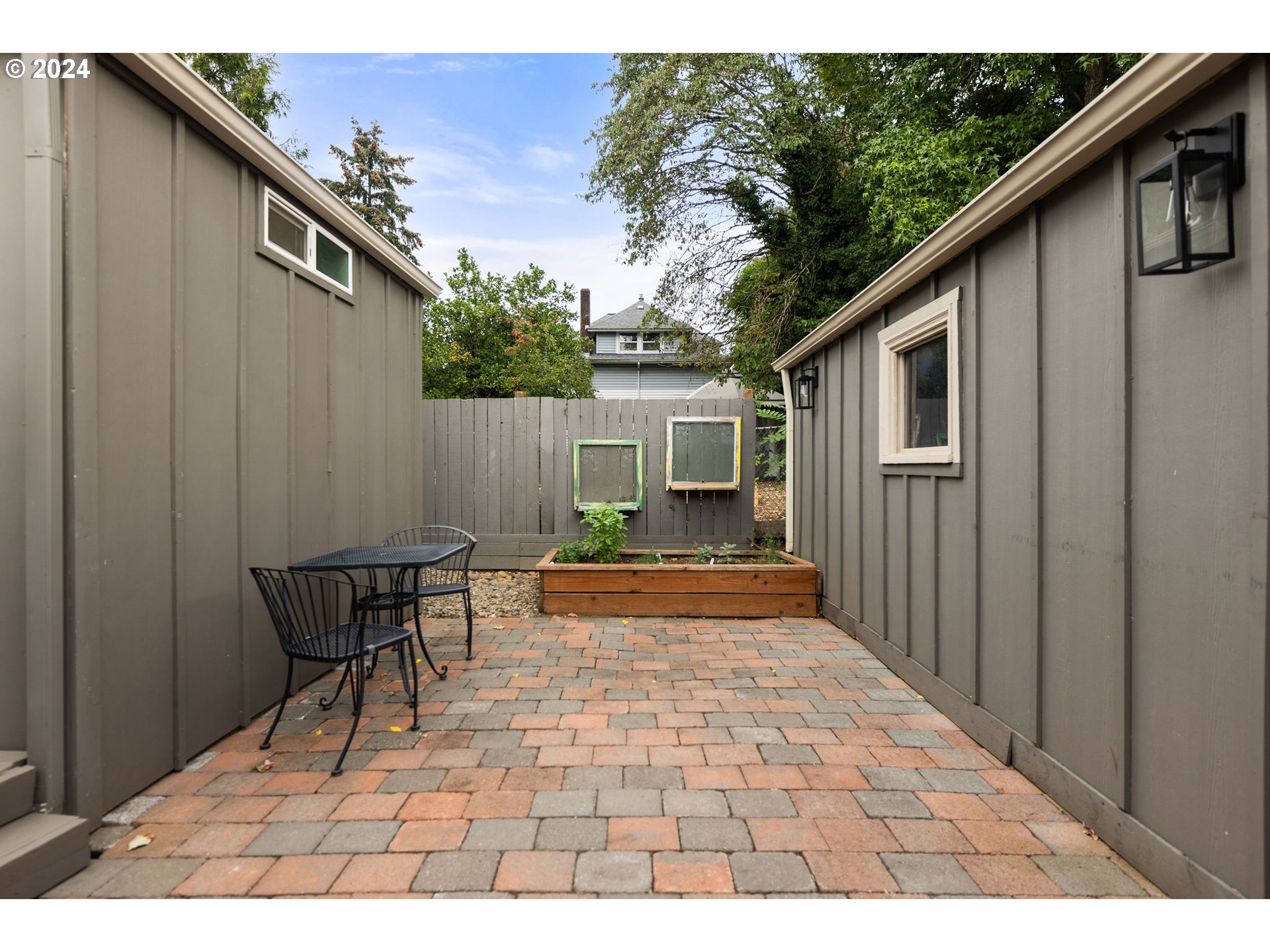 216 E 27TH ST